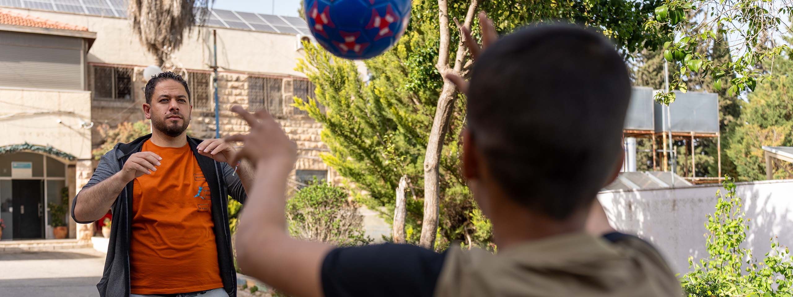 Mann und Junge spielen Ball
