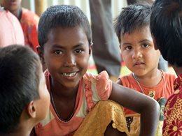 Wieder Halt finden: In Kinderschutzzentren betreuen und versorgen SOS-Helfer Flüchtlingskinder.