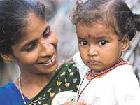 SOS gibt Familien wieder ein Zukunft: Eine Mutter mit ihrer Tochter im indischen Keechankuppam - Foto: Dominic Sansoni