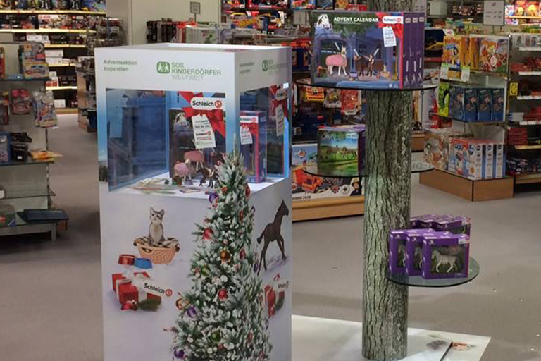 Infostand mit Cause Marketing Kooperation von Schleich und SOS-Kinderdörfern weltweit