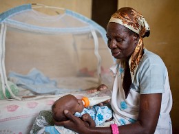 SOS-Mutter gibt einem Baby im SOS-Kinderdorf Malakal das Fläschchen