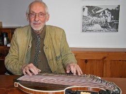 Zither-Spieler mit Herz: Hans-Wilfried Dér