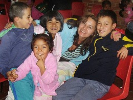 Mutter mit Kindern im SOS-Sozialzentrum in Bogotá