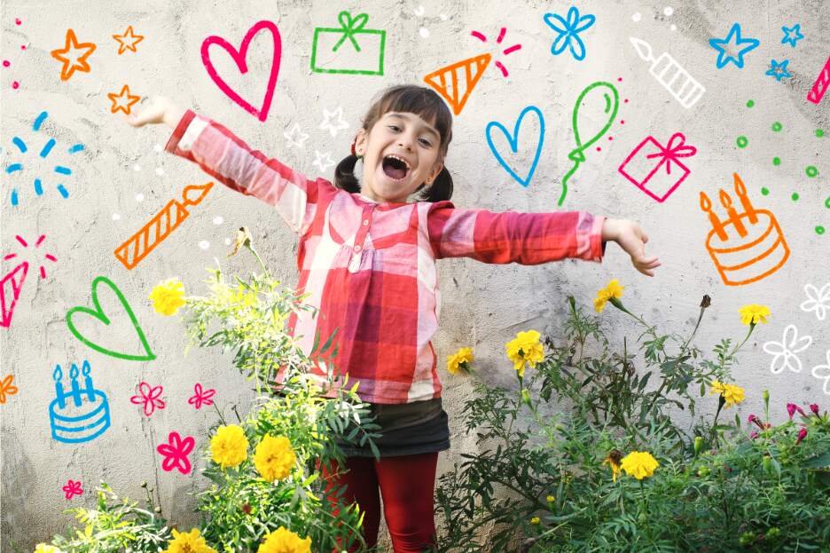 Kind jubelt vor bunter Wand