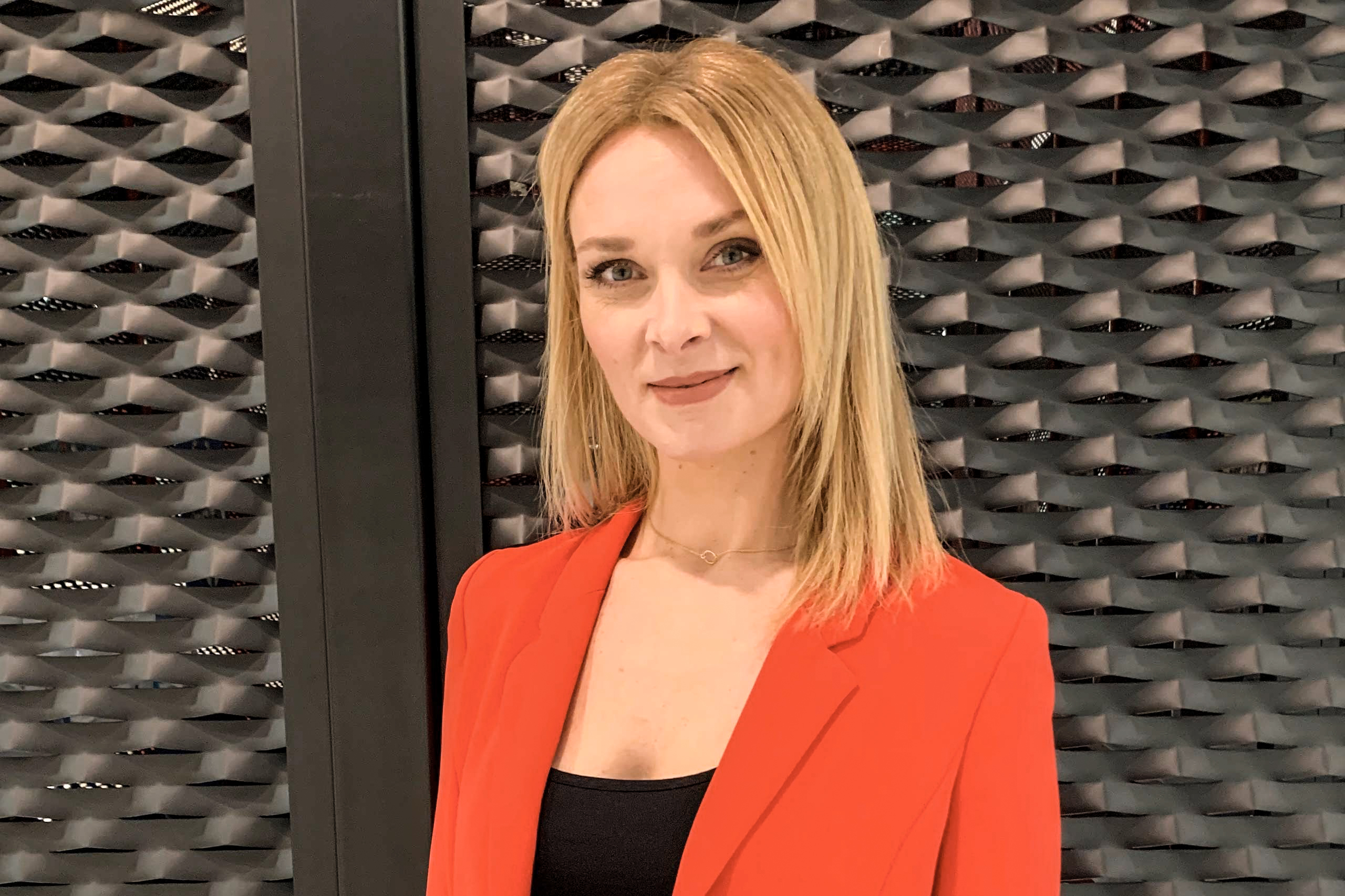 Britta Hofmann moderiert den Podcast der SOS-Kinderdörfer "Mut heißt Machen".