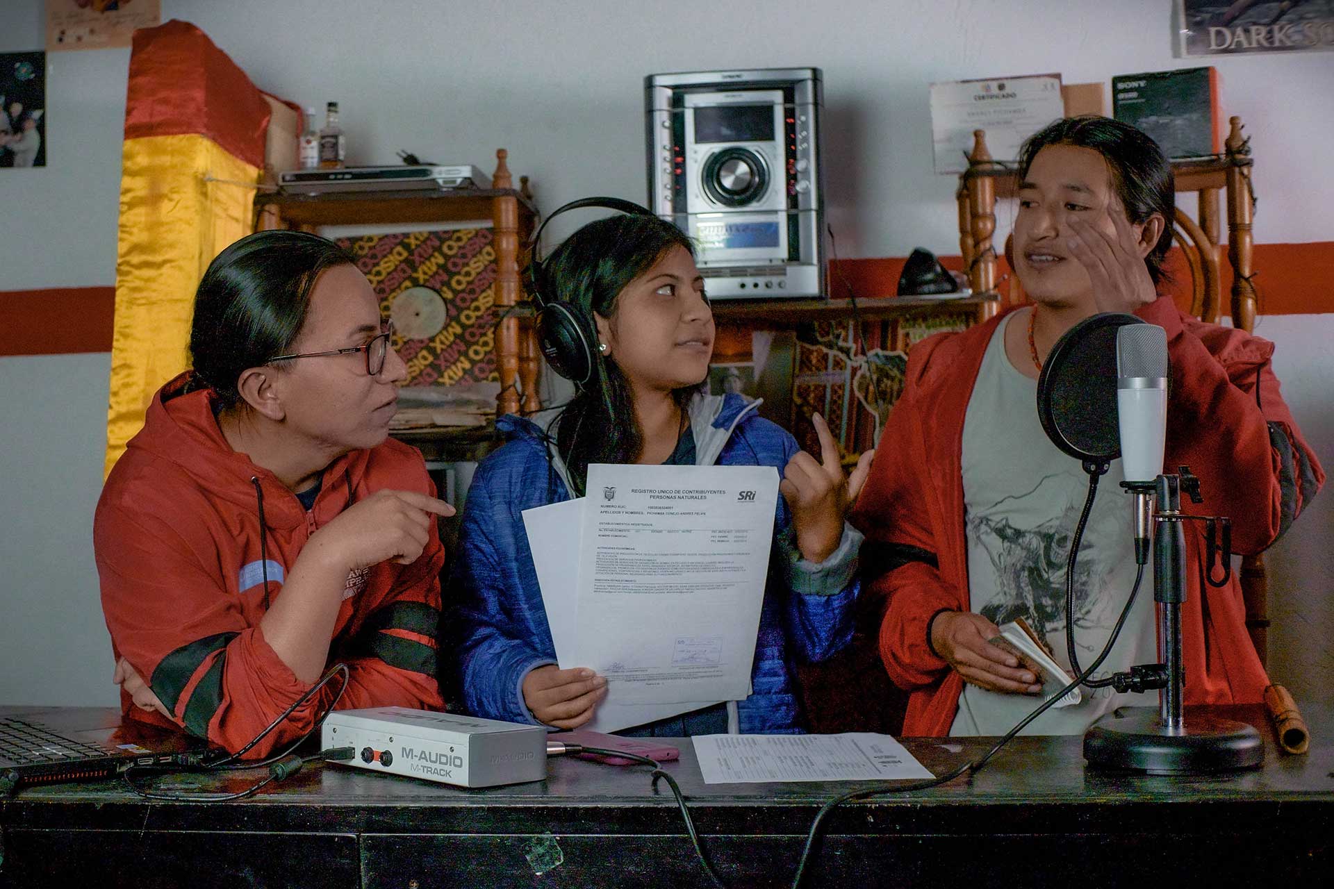 Junge Menschen aus Ecuador in Tonstudio