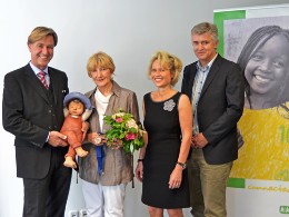 Von links: Hans-Peter Langsch (Goebel), Julia E. Limpke, Sabine Fuchs (SOS), Dr. Wilfried Vyslozil (SOS)