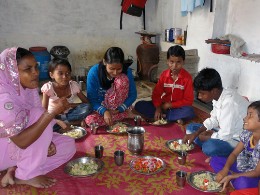Gemeinsam sattessen: Akabri und ihre Kinder.