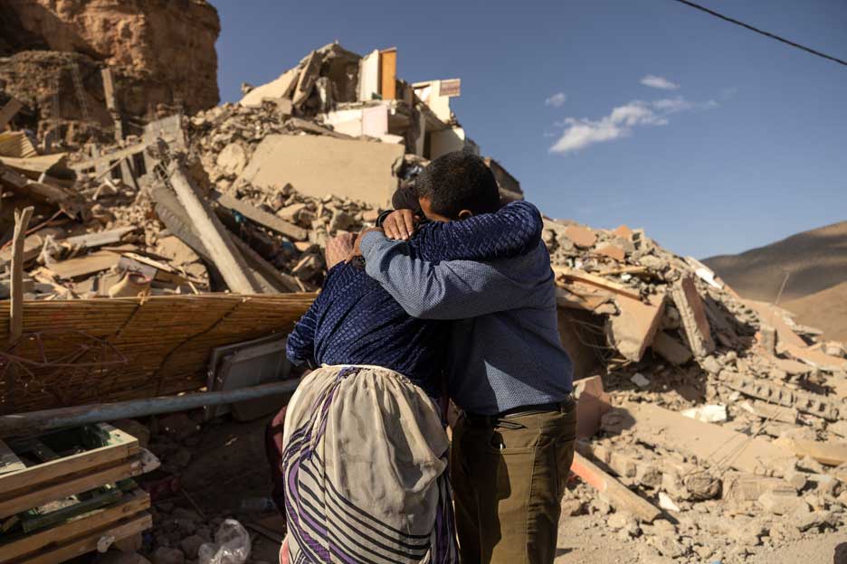 Nach dem Erdbeben in Marokko: Ein paar Paar liegt sich vor den Trümmern in eines Hauses in den Armen. Foto: Fadel Senna / AFP,