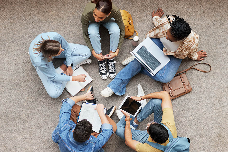 Jugendliche sitzen im Kreis und lernen gemeinsam