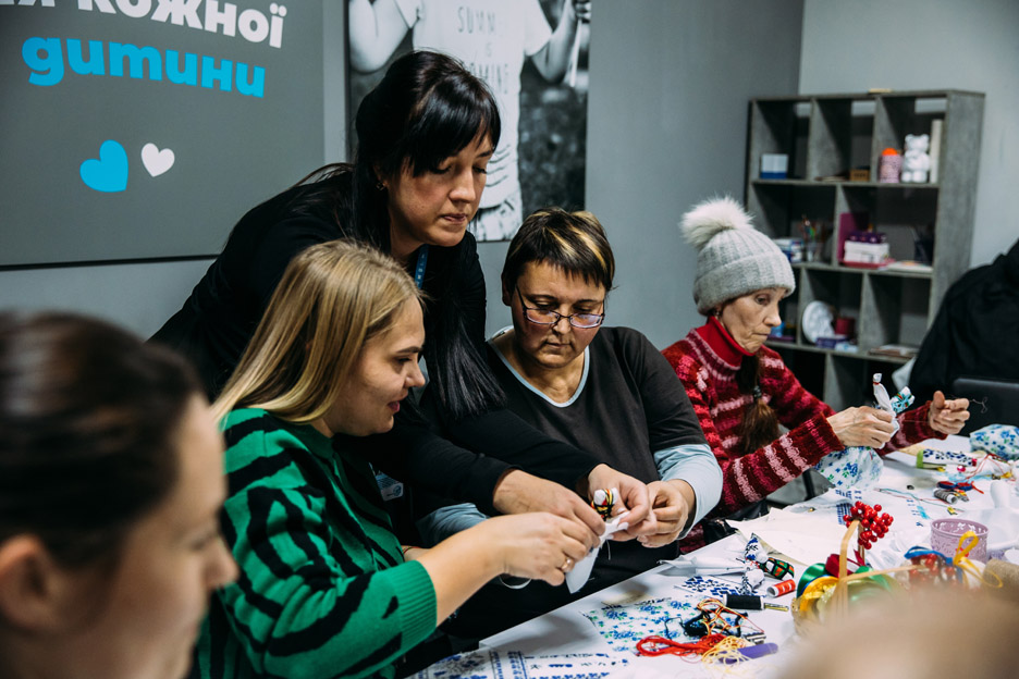 5 Frauen im ukrainischen Mykolaiv Sozialzentrum der SOS-Kinderdoerfer