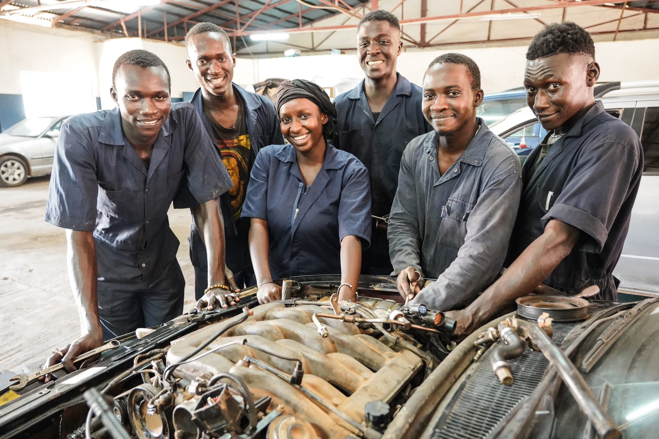 Ida Faal hat sich bei SOS-Kinderdörfer zur Automechanikerin ausbilden lassen – als Frau in einem technischen Beruf ist sie eine Exotin in ihrem Heimatland.