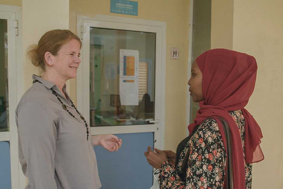 Lanna Idriss im Gespräch mit Mariam Samoud. Die junge Frau war eine der ersten, die im E-Learning-Zentrum der SOS-Kinderdörfer ausgebildet wurde und dort z. B. Englisch lernte. Heute studiert sie Schiffsmanagement.