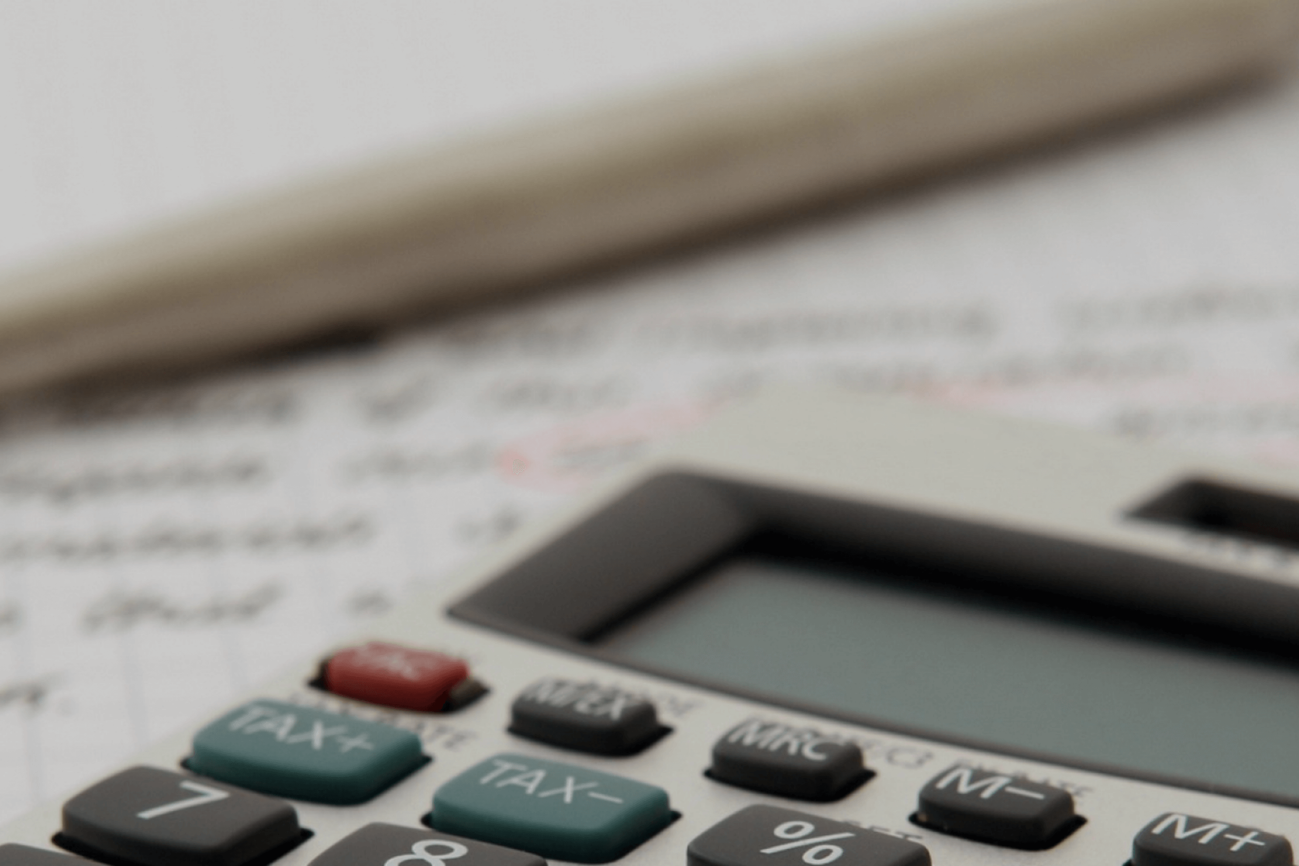 Taschenrechner auf Dokumenten, die den Nachlass betreffen.