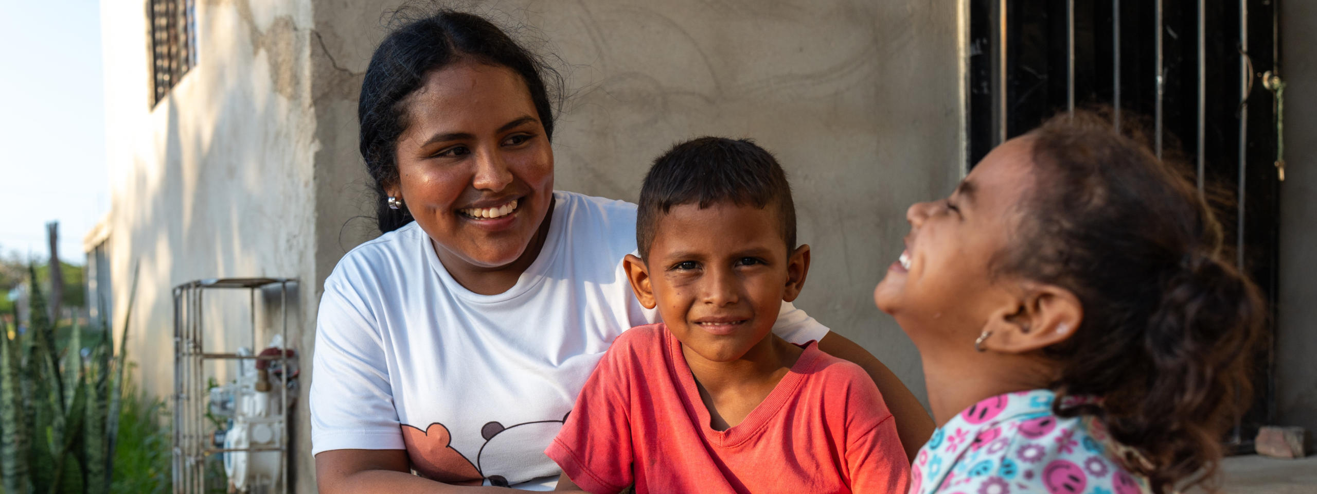 Frau mit Kindern in Kolumbien Foto: Jakob Fuhr