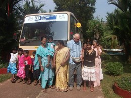 Peter Langheim bei seinem Besuch im SOS-Kinderdorf in Indien