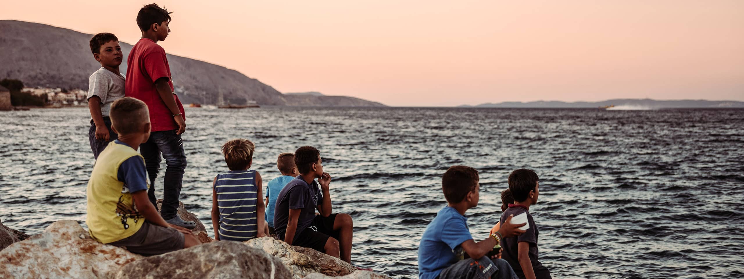 Kinder blicken auf Meer in Nordzypern