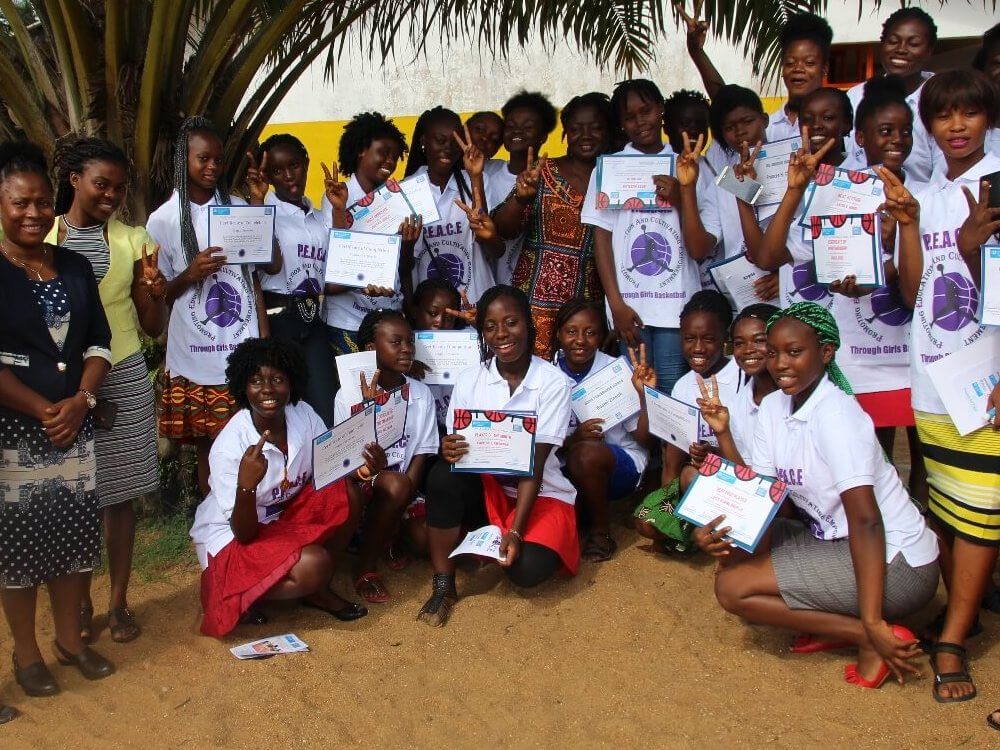 Die jungen Frauen halten ihre Urkunden in Händen.