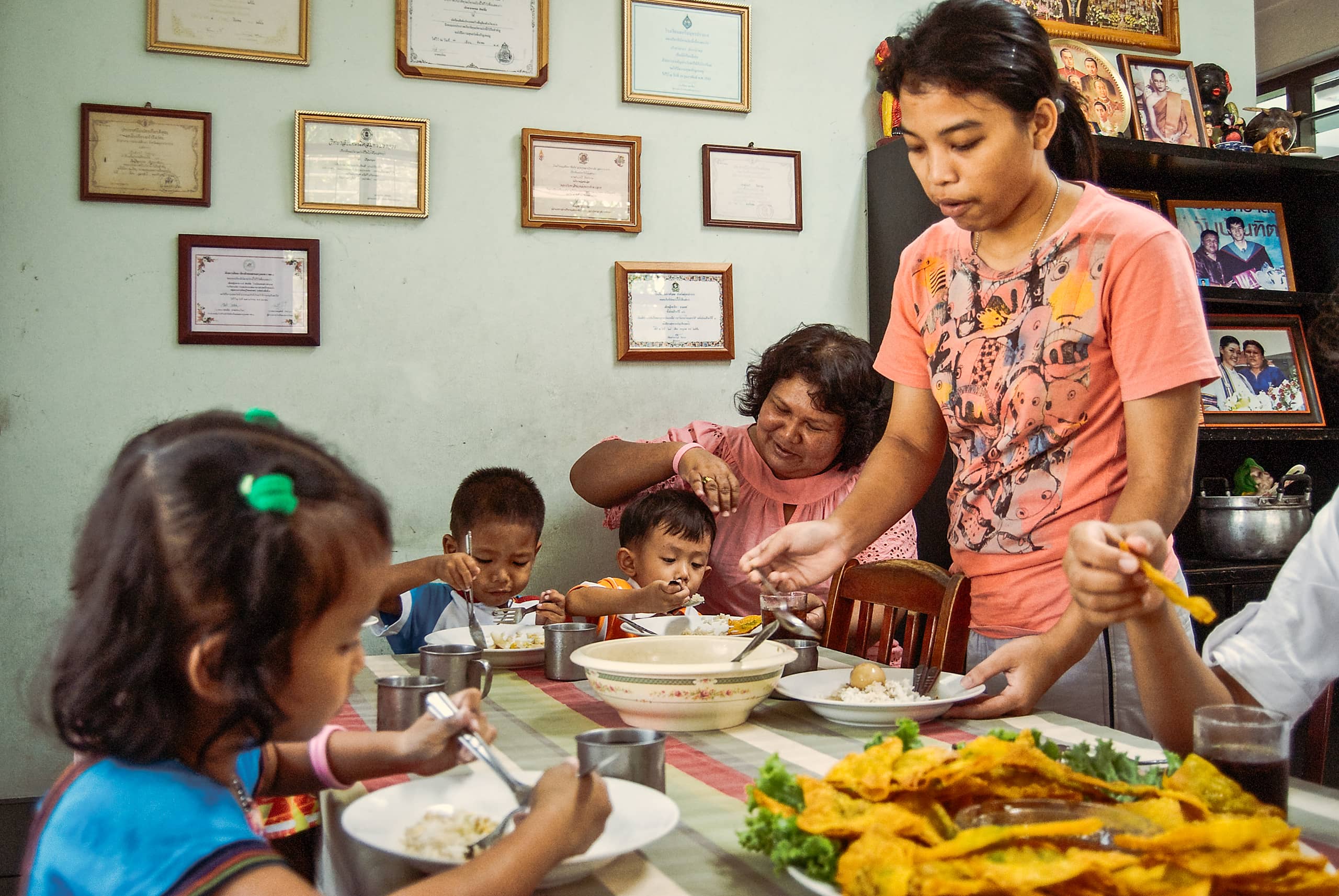 SOS-Kinderdorf-Familie in Thailand beim Essen. Foto: Somchat Nusrin