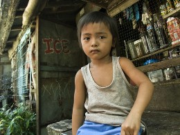 unzählige philippinische Kinder leben in Slums