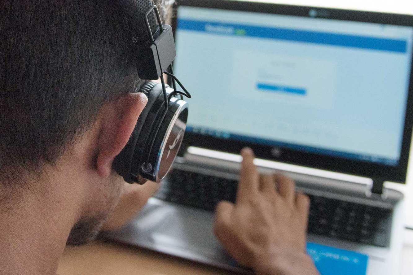 Jugendlicher am Computer