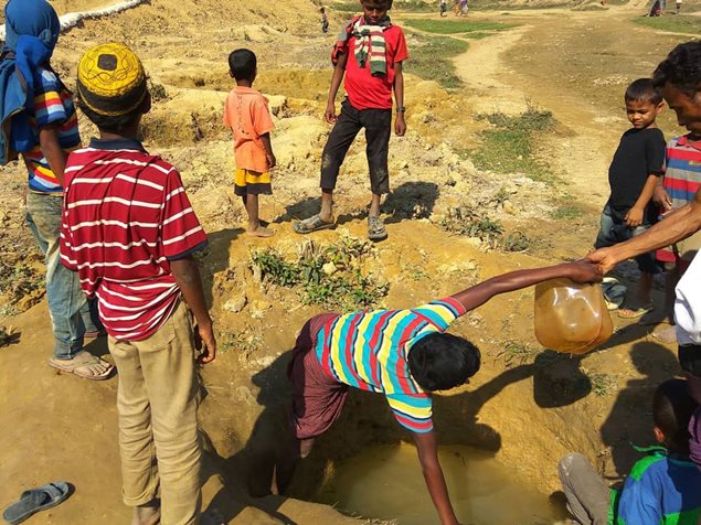 Rohingya-Kinder in einem der Flüchtlingscamps in Bangladesch beim Wasserholen. Foto: F. B. Manik Shah Mazumder