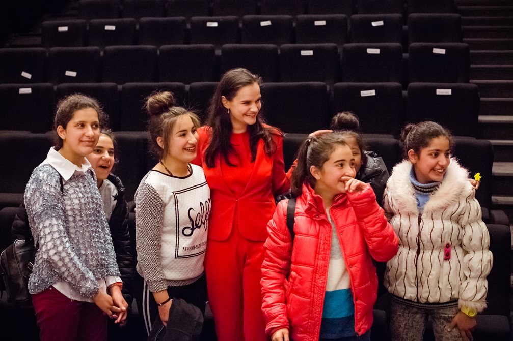 Raphaela Gromes mit SOS-Kindern im Libanon. Foto: van Almsick & Team