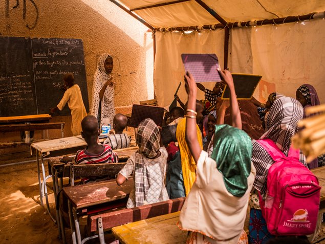 Unterricht in einem Flüchtlingscamp in der Diffa-Region im Niger. Die SOS-Kinderdörfer leisten dort seit 2015 Nothilfe. Foto: Vincent Tremeau