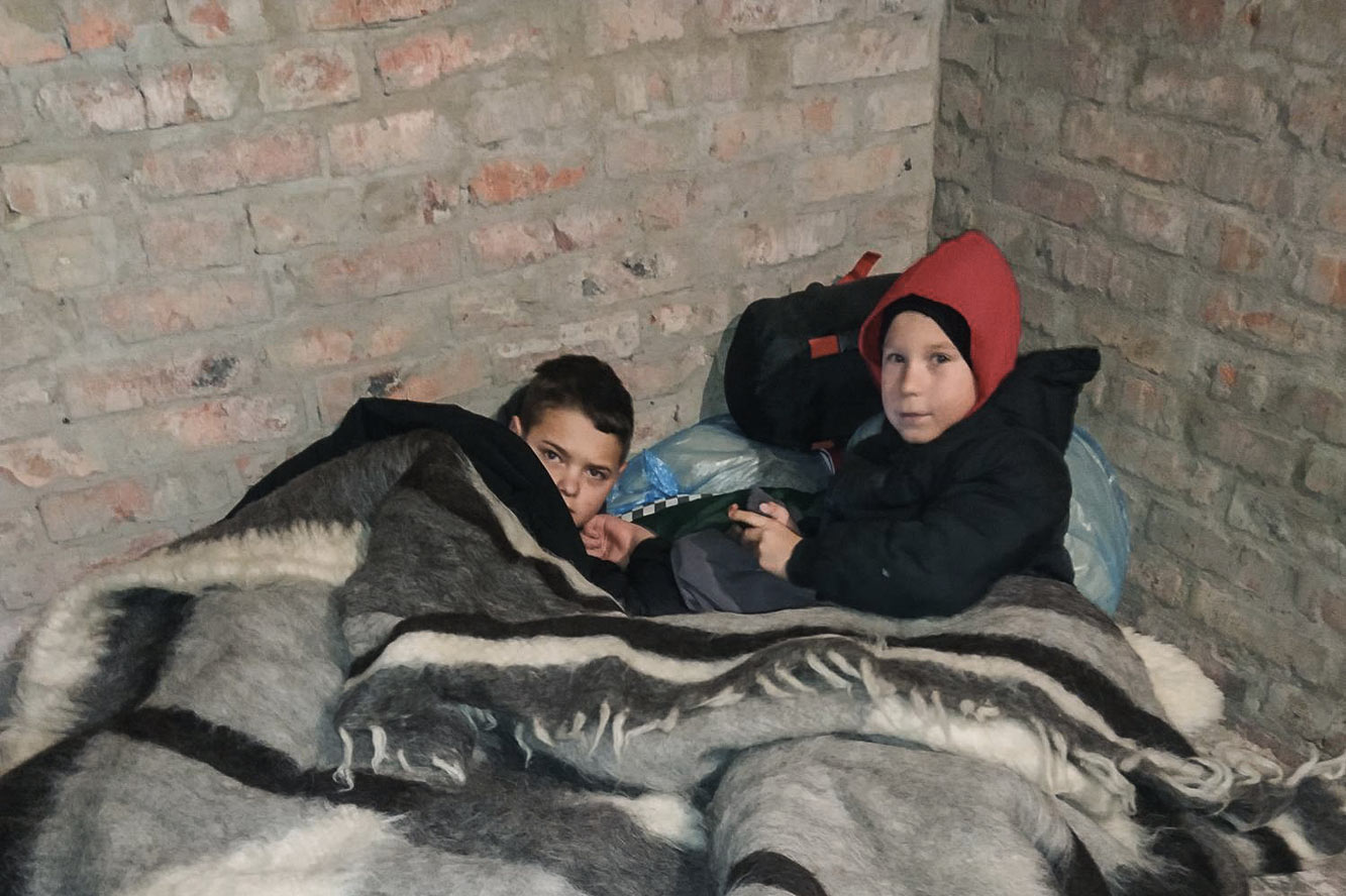 Zwei Kinder in Luftschutzbunker