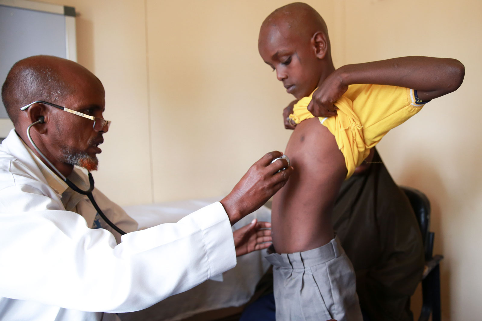 SOS-Klinik Mogadischu: Arzt untersucht Kind