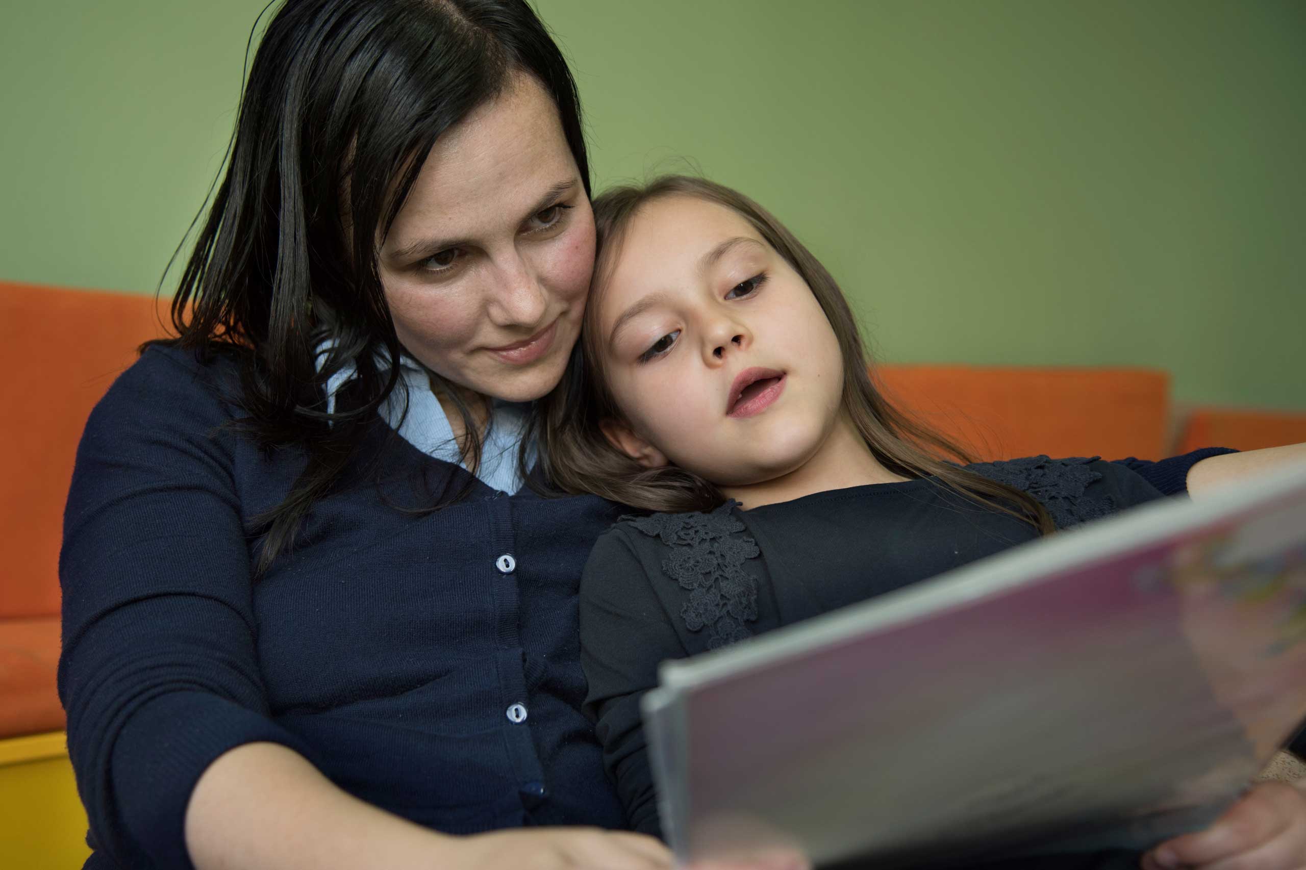 Vorlesen als Einschlafritual in SOS-Kinderdörfern