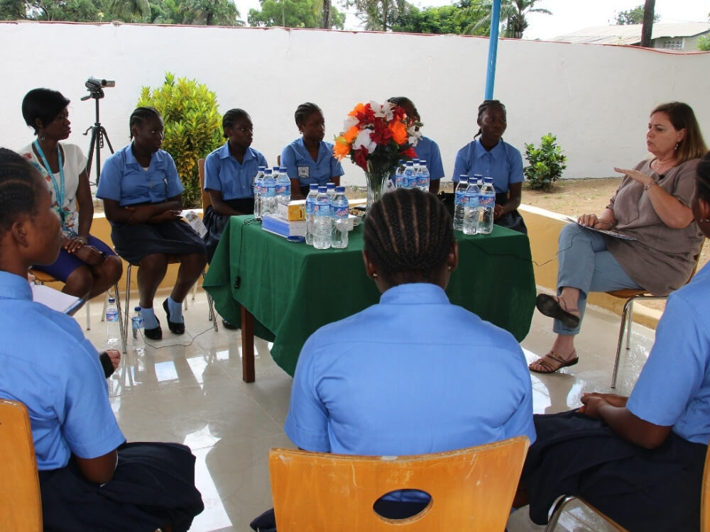 Botschafterin und Schülerinnen