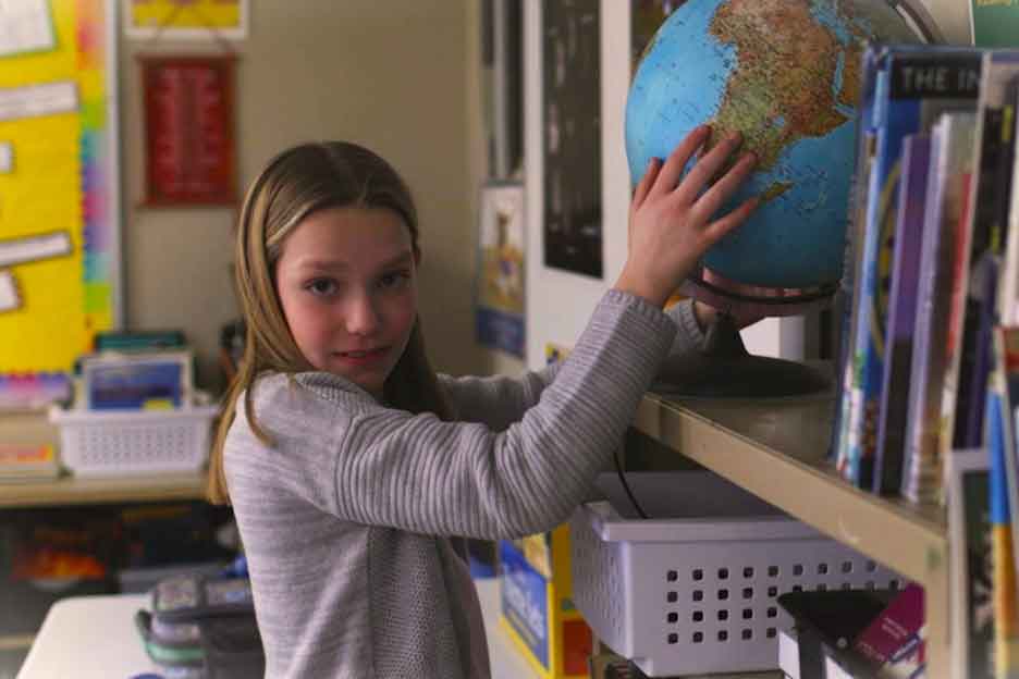 Kind aus SOS-Kinderdorf in USA greift nach Globus