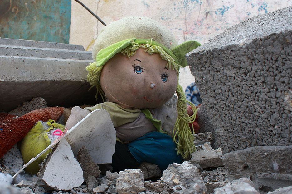 Symbolbild mit Puppe inmitten eines zerstörten Hauses in Gaza. Foto: Hosny Salah