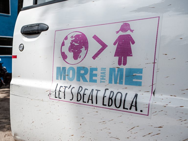 Ebola-Slogan auf Ambulanzfahrzeug in Liberia