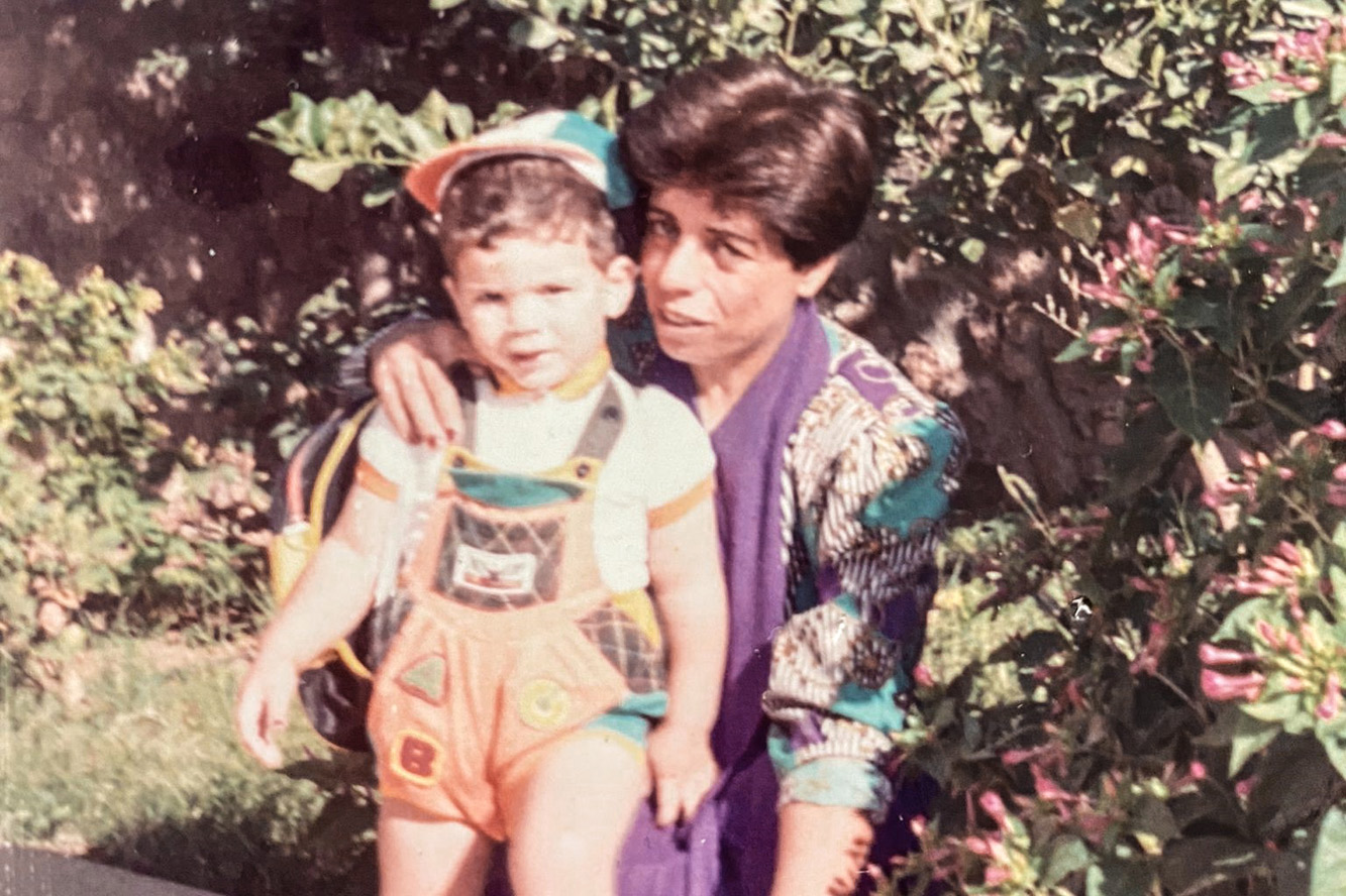 Saleem mit seiner Kinderdorfmutter
