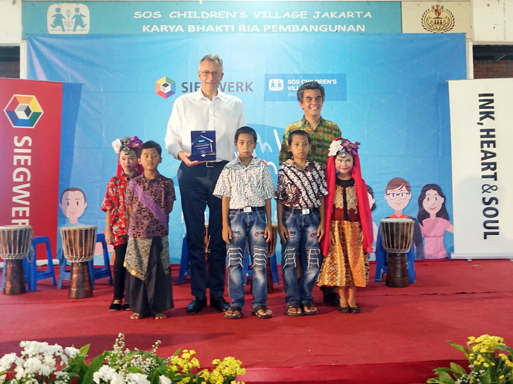Herbert Forker, CEO von Siegwerk und Gregor Nitihardjo, Leiter der SOS-Kinderdörfer in Indonesien bei der feierlichen Eröffnung der digitalen Bibliothek im SOS-Kinderdorf Jakarta. Foto: SOS-Indonesien
