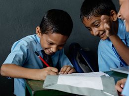 Jungen im SOS-Kinderdorf Jorpati, Nepal, bei den Hausaufgaben. Foto: Nina Ruud