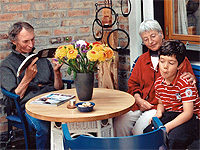 Renate und Hjalmar Grünewald mit einem Sohn von Freunden im Innenhof ihres Hauses - Foto: privat                  