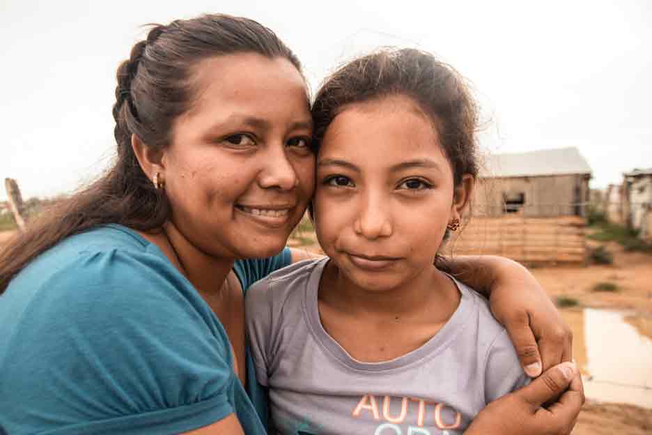 Vanessa mit einem Mädchen  in ihrer Siedlung in Kolumbien - Foto:  Monica Osorio / Monica Garcia Z