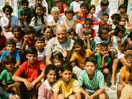 Hermann Gmeiner mit Kindern im gerade eröffneten SOS-Kinderdorf Alexandria