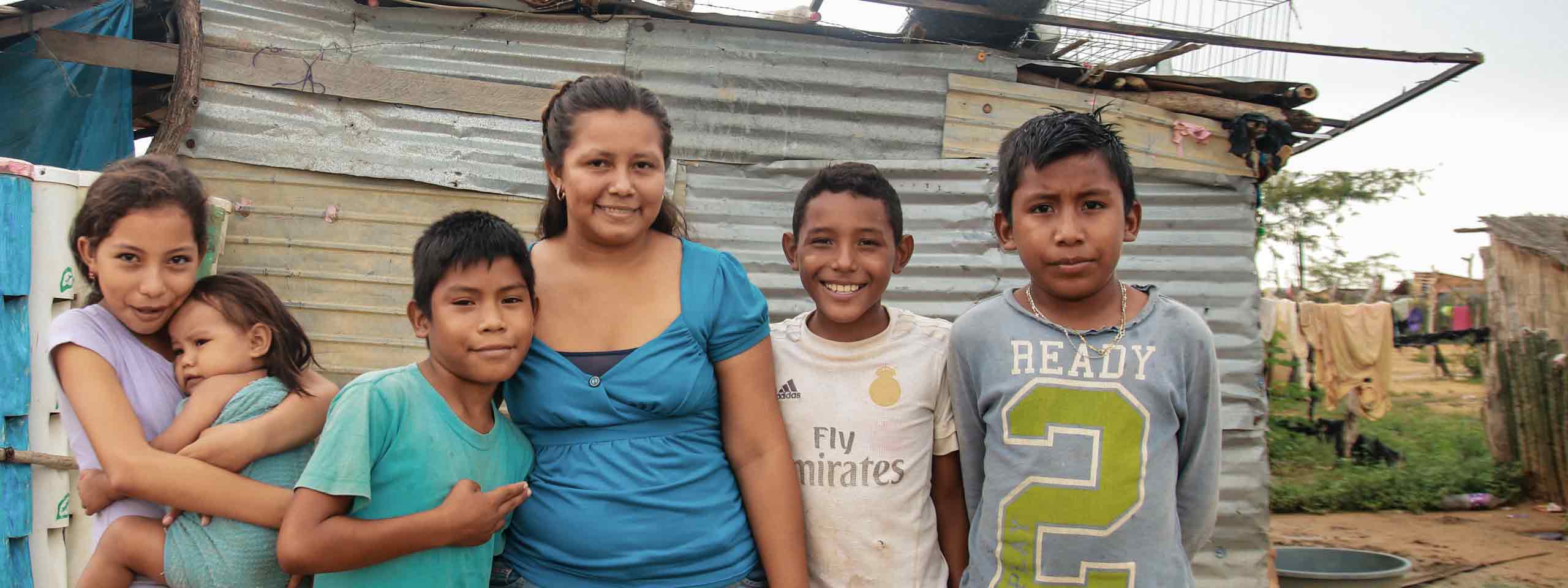 Vanessa mit Kindern in ihrer Siedlung in Kolumbien - Foto:  Monica Osorio / Monica Garcia Z