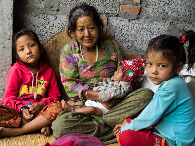 Familie in Nepal nach dem Beben