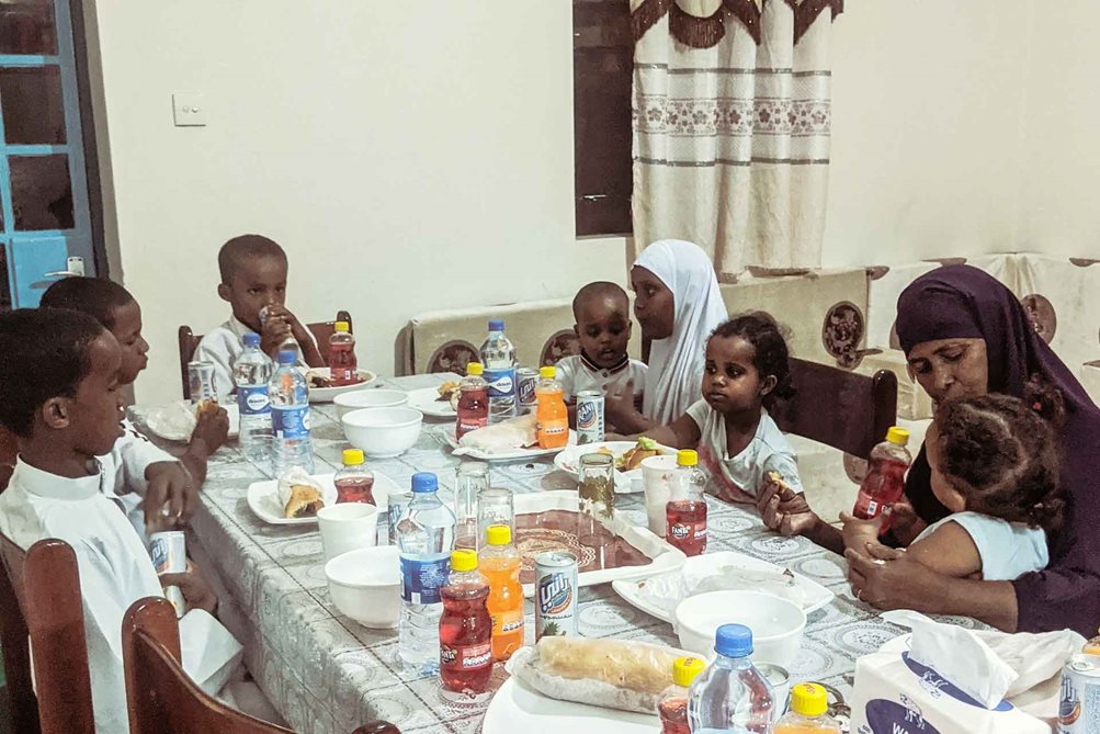 Nour und seine Familie beim Abendessen. Foto: Florian Staudt