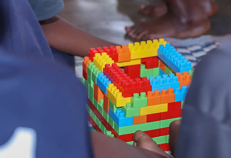 Kinder spielen im Schutzzentrum der SOS-Kinderdörfer