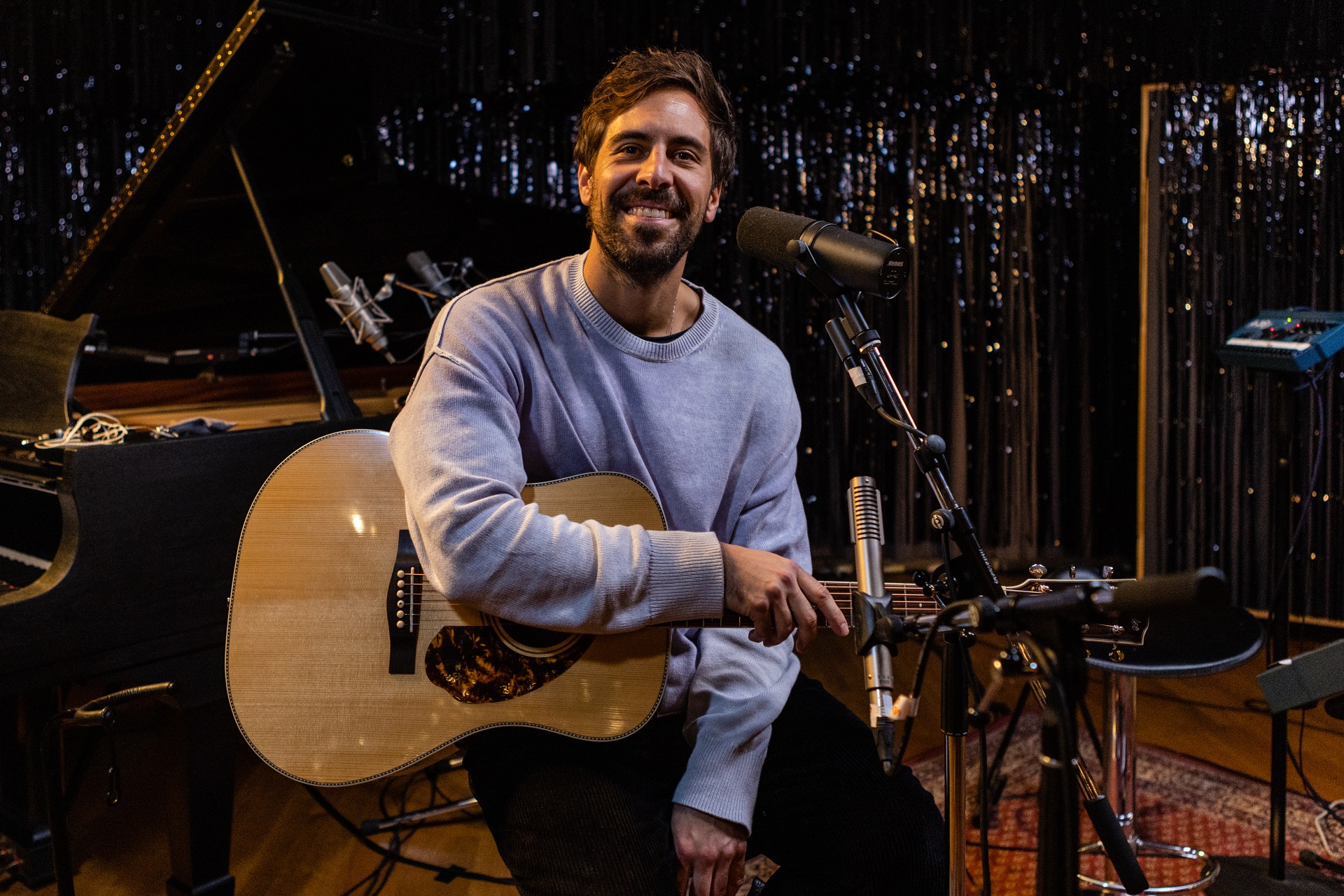 Max Giesinger unterstützt die SOS-Kinderdörfer mit einem digitalen Weihnachtskonzert. Foto Hella Wittenberg