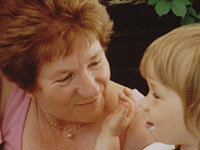 Barbara Riedl mit ihrer Enkelin Verena.