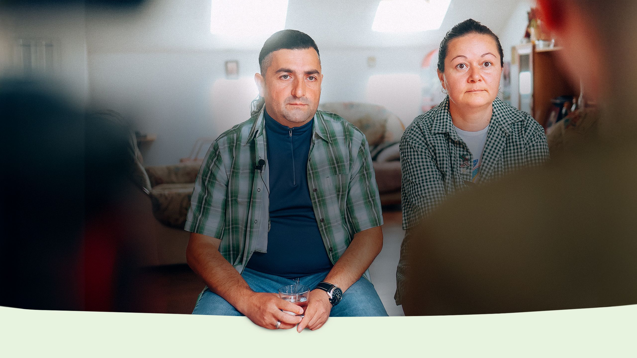 Dragan und Dijana sitzen in ihrer Wohnung nebeneinander und werden interviewt.